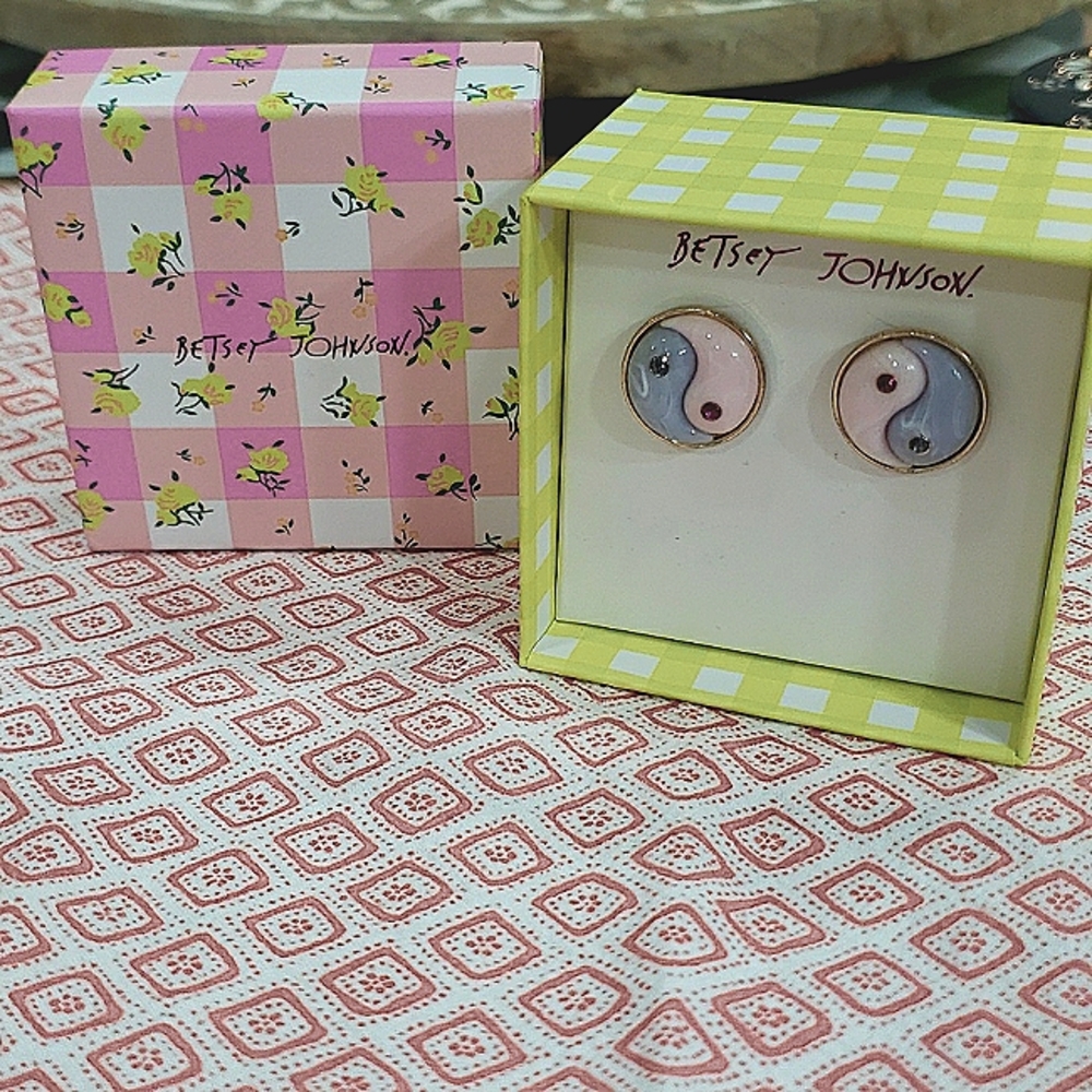 NWTBetsey Johnson-Women's Yin Yang Button Earrings #GB33
